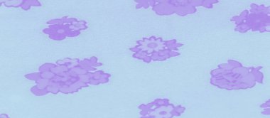 Yumuşak, açık mavi kumaştan bulanık. Mor çiçek desenlerinin ince bir örtüsü var. Kumaş nazikçe katlanır, narin çiçek aksanıyla rüya gibi ve ruhani bir atmosfer yaratır..