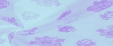 Yumuşak mor kumaştan ince çiçek aksanlı bulanık kumaşlar, kumaşın ince kıvrımlarıyla uyum içinde harmanlanmış narin çiçekler. Sonuç rüya gibi, zarif bir görünüş..