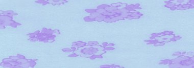 Yumuşak kumaştan bir bulanıklık, çiçek motifi ile süslenmiş, narin leylak ve mor tonlarda. Kumaşın akışkan dokusu dingin, sakin, estetik, narin çiçek detayları yaratıyor.