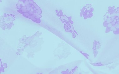 Bulanık etki, açık mavi arka plandaki yumuşak mor çiçek desenlerini vurgular. Huzurlu, barışçıl bir atmosferi çağrıştırır. Hassas tekstil tasarımları ve kumaş sanatı için mükemmeldir..