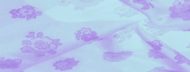 Bulanık etki, açık mavi arka plandaki yumuşak mor çiçek desenlerini vurgular. Huzurlu, barışçıl bir atmosferi çağrıştırır. Hassas tekstil tasarımları ve kumaş sanatı için mükemmeldir..