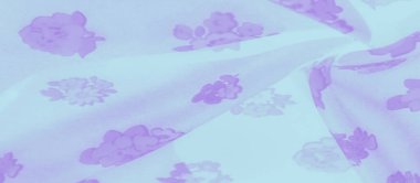 Pürüzsüz, yumuşak mavi kumaş. Mor tonlarda çiçek desenleriyle süslenmiş. Kumaştaki nazik dalgalar ve kıvrımlar onun dingin, zarif estetiğini geliştiriyor, sanatsal açıdan mükemmel.