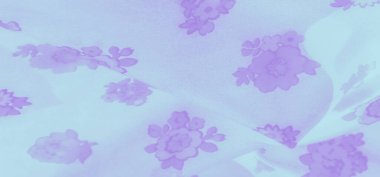 Bulanık etki, açık mavi arka plandaki yumuşak mor çiçek desenlerini vurgular. Huzurlu, barışçıl bir atmosferi çağrıştırır. Hassas tekstil tasarımları ve kumaş sanatı için mükemmeldir..