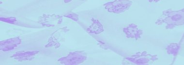 Işığın bulanıklığı ve pastel renkte yumuşak kumaş. Zarif mor çiçek desenleri var. Nazik kıvrımlar akışkan, zarif bir estetik yaratarak kumaşın hem ruhani hem de dinamik görünmesini sağlıyor..