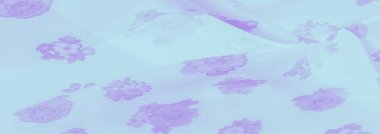 Bulanık, yumuşak lavanta çiçekli desenler hafif bir kumaşı nazikçe örtüyor ve ruhani ve rüya gibi bir doku yaratıyor. Zarif çiçek ayrıntıları dağınık görünüyor. Kumaşın rahatlatıcı hissini arttırıyor..