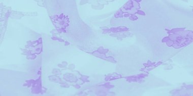 Bulanık lavanta çiçekli desenler hafif, havadar bir kumaşa yayılmış. İnce doku ve yumuşak çiçek motifleri kumaşa sakinleştirici bir akışla hassas, ruhani bir kalite verir..