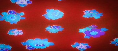 Parlak mavi ve mor çiçeklerle süslenmiş koyu kırmızı kumaşı bulanıklaştır. Dinamik kıvrımlar, tüm tekstil bileşimine enerji ve zarafet getiren cesur çiçek tasarımını vurgular..