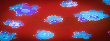 Parlayan mavi ve mor çiçek elementleriyle akan kırmızı kumaşı bulanıklaştır. Canlı çiçek desenleri pürüzsüz kumaşa karşı duruyor. Tasarıma derinlik katan çarpıcı bir kontrast oluşturuyor..