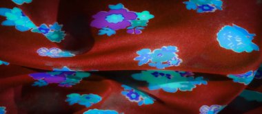 Canlı kırmızı kumaşları bulanıklaştırın, canlı mavi ve mor çiçek desenleri çarpıcı bir kontrastı oluşturur. Malzemenin sıvı dokusu zarifçe katlanarak görsel cazibesini arttırır..