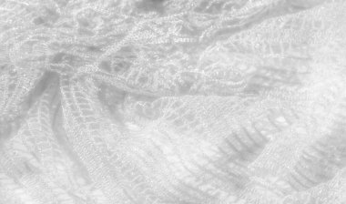 Bu beyaz dantel kumaşın ince detaylarını bulanıklaştırın, parıldayan ipliklerle karışık, narin desenler oluşturun, gelinliklere, aksesuarlara ya da resmi kıyafetlere zarafet katmak için mükemmeldir..