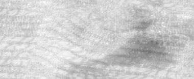 İnce beyaz dantel kumaş, parlak detaylar, zarif, hafif bir etki yaratıyor. Kumaşın yumuşak, narin kıvrımları lüks ve detaylı dokusunu geliştirir..