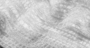 Beyaz dantel ve ince iç içe geçmiş tasarımlar yumuşak ve ince bir estetik oluşturur. Akan materyal, gelinlik, moda ve iç temalar için ideal zanaatkarlığını vurguluyor.