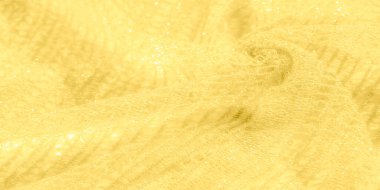 Bulanık. Karmaşık, parlak iplikleri olan yumuşak sarı bir kumaş. Lüks bir ışıltı yaratıyor. Katlar ve dalgalar ışığı yakalar, zarif bir bitiş için ışıldayan dokuyu vurgular..