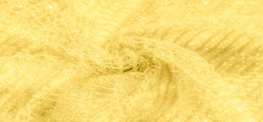 Işıl ışıl parlak iplikleri olan bulanık sarı kumaş ve yumuşak, parıltılı bir görünüş. Materyaldeki kıvrımlar ve dalgalar ışığı çok güzel yakalıyor, lüks ve zarif bir doku yaratıyor..