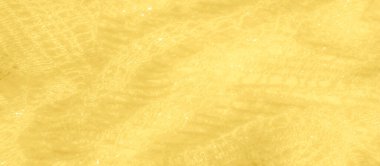 Yumuşak sarı kumaş bulanıklığı ve zengin dokusunda altın parıltılar. İnce kıvrımlar ve ince kıvrımlar lüks, yumuşak bir parıltı verir, son moda veya dekorasyon için mükemmeldir..