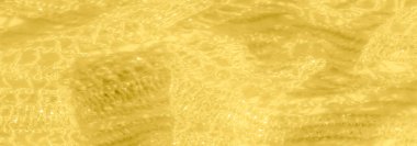 Canlı sarı dantel kumaş parıldayan dokular ve hassas desenler sergiliyor, her türlü moda ve iç tasarım projesine lüks ve sofistike bir dokunuş eklemek için mükemmel..