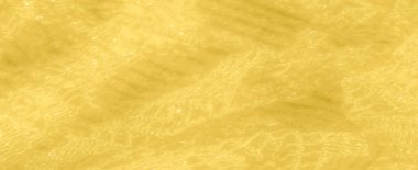 Işıldayan iplikler ve karmaşık desenlerle yıkanmış sarı dantel bir kumaş. Yumuşak ve zarif bir yapısı var. Lüks ve sofistike bir görünüm veren yansıtıcı detaylar var..