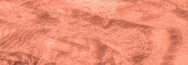 Detaylı desenli bulanık şeftali danteli yansıtıcı bir yüzey ve hassas, karmaşık bir iplik. Bu yakın çekim saf, parıldayan kumaşın zarafetini ve lüksünü yakalar..