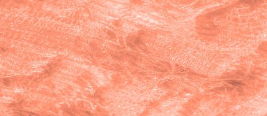 Karmaşık şeftali dantelli kumaş bulanıklığı ince ışık yansımalarıyla narin bir ağ deseni sergiliyor yumuşak maddeye sofistike ve zarif bir dokunuş ekliyor..