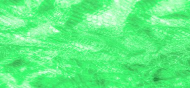 Şeffaf yeşil kumaş bulanıklığı hassas dokularını geliştiren yumuşak ışıkla aydınlatılmış karmaşık dantel desenler oluşturuyor. Kumaş zahmetsizce süzülüyor ve ruhani bir etki yaratıyor.