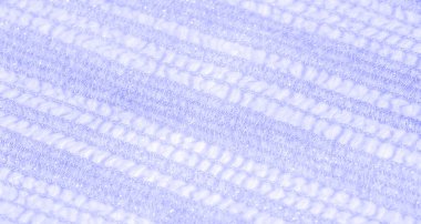 Karmaşık tasarımları ve parlak detayları olan parıldayan mavi dantel kumaş bulanıklığı. Yumuşak doku ve akışkan görünüş, tekstil ve moda projeleri için ideal sanatsal bir görsel yaratıyor..