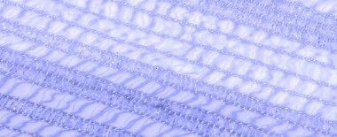 Işıl ışıl yüzeyi olan, sönmüş mor dantel bir kumaş. Karmaşık dantel detaylar ışığı nazikçe ve nazikçe yansıtıyor, zarif ve narin bir görünüm yaratıyor.,