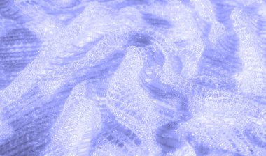 Yumuşak ışıkla aydınlatılan karmaşık desenleri olan ince dantelli bulanık bir bulanıklık pırıl pırıl ve havadar bir etki yaratır. Doku pürüzsüz ve hafif, tasarıma rüya gibi bir kalite katıyor..