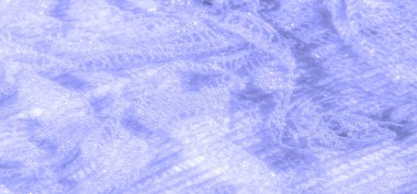 Hafif mor dantel kumaştan bulanık yumuşak ve narin bir desen. Karmaşık dantel dokuması şeffaf ve parıltılı bir dokuyu gösteriyor. Lüks ve zarif bir estetik yaratıyor..