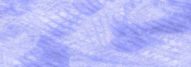 Açık morun yumuşak tonlarında narin, dokulu kumaşın bulanık görüntüsü. Kumaş karmaşık desenlerle ince dalgalar halinde akar. Düş gibi, ruhani bir etki yaratır.,