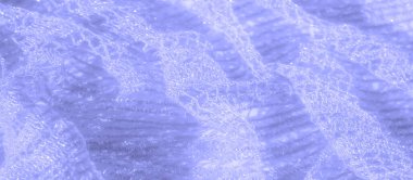 Bulanık - Yumuşak, soluk, mavi dantel kumaş yumuşak kıvrımlı kumaş örtü, parıldayan detaylarını gösteren ışığı yakalıyor. Soyut tasarım havadar, zarif bir akış yaratır.