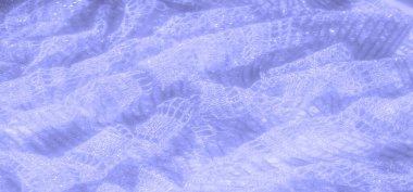 Parlak detaylarıyla şeffaf mavi dantel kumaş. Kumaşlar yumuşak, akışkan doğa ince kıvrımlar oluşturarak narin bir ışık dengesi oluşturur.