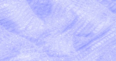 Parlak detaylarıyla şeffaf mavi dantel kumaş. Kumaşlar yumuşak, akışkan doğa ince kıvrımlar oluşturarak narin bir ışık dengesi oluşturur.