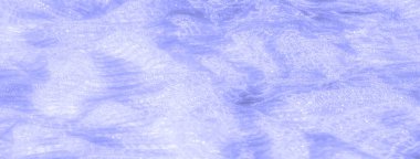 Şeffaf mavi dantel kumaş bulanıklığı. Karmaşık desenler ve parıldayan ışık yansımalarının karışımı. Yumuşak, havadar dokusu yavaşça akar, ışığı yakalar ve yumuşak bir parıltı yayar..