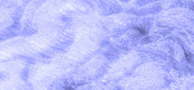 Yumuşak, akışkan mavi dantel kumaş, parlak detaylar ve karmaşık desenler. Işık dantelin üzerinde dans eder, büyülü, rüya gibi bir etki yaratır..