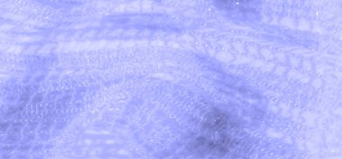 Narin mavi dantel kumaştan bulanık parıldayan iplikler ve karmaşık desenler, yumuşak, parıldayan bir doku yaratıyor. Işık kumaştan yansıyarak rüya gibi görünümünü arttırır..