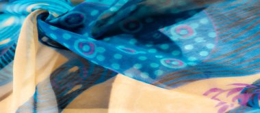 Bulanık yumuşak, dinamik girdap desenli mavi kumaş bej ve mor ve siyah ipuçlarıyla birleşince rüya gibi ve akışkan bir doku oluşturuyor. Kumaş ışığı yakalar, havalanmasını sağlar.,