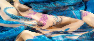 Lükslü mavi ve bej renkli kumaşlar. Artistik çiçekli ve soyut tasarımlar. Derin mavi ve mor renkte. Kalıplar canlı bir karşıtlık yaratır,