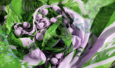 Blur Lavanta ve sanatsal çiçek desenli yeşil kumaş. Yumuşak, akışkan malzeme şifonun narin doğasını ve zarif kumaşını vurgular..