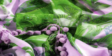 Bu yumuşak kumaşta yeşil ve mor renklerin ahenkli karışımını bulanıklaştır. Soyut girdaplar ve karmaşık tasarımlar onu herhangi bir yaratıcı projeye canlı bir dokunuş eklemek için mükemmel kılar..