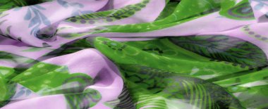 Akan yeşil ve mor kumaşlı, organik çiçek desenli. Şeffaf doku ve canlı renkler zarif ve yumuşak bir görsel efekt yaratır. Tekstil ve moda için mükemmeldir.