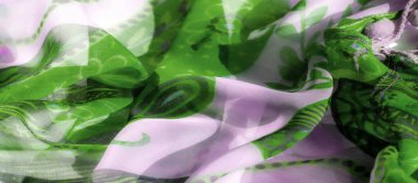 Lavanta tabanı üzerinde koyu yeşil yaprak motifleri olan canlı bir kumaş. Akan malzeme organik ve detaylı desenleri vurgular, bahar temalı tasarımlar veya açık renk giysiler için mükemmeldir..