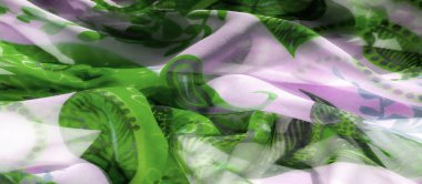 Bu hafif, örtülü kumaş sergileri leylak arkaplanına karşı karmaşık yeşil botanik tasarımlar. Malzemenin akışı, yaratıcı moda ya da ev dekorasyonu için yumuşak, ruhani bir his veriyor..