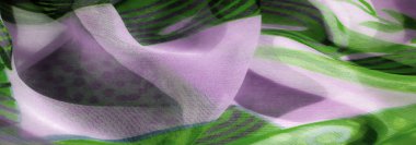 Zarif, katıksız kumaş, karışık yeşil ve lavanta çiçeği desenli. Yumuşak, akışkan kumaş, pürüzsüz dokusu ve derinliği ile rüya gibi ve organik bir görünüm yaratır..