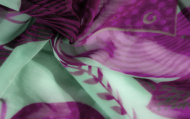 Nane yeşili arka planda canlı mor çiçek motifleri içeren bulanık, karmaşık kumaş deseni. Akıcı tasarım ve hava kalitesi onu sanatsal ve modaya yönelik projeler için mükemmel kılıyor..