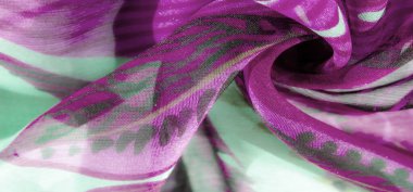 Akan nane yeşili kumaşlar, parlak mor çiçekli ve soyut desenler, altın aksanlı ipuçları, yaratıcı arka planlar ve tasarımlar için mükemmel, yumuşak, dinamik bir doku yaratıyor..