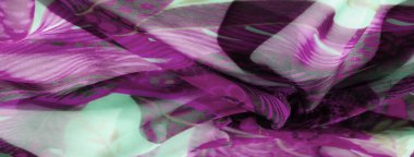 Akan nane yeşili kumaşlar, parlak mor çiçekli ve soyut desenler, altın aksanlı ipuçları, yaratıcı arka planlar ve tasarımlar için mükemmel, yumuşak, dinamik bir doku yaratıyor..