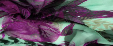 Şeffaf yeşil kumaş, zarif, çok katmanlı, sanatsal ve tekstil amaçlar için ideal, ince altın detaylara sahip, mor çiçek desenleriyle sarmalanır..