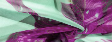 Yumuşak yeşil arka planda uçuşan mor çiçek desenleri. Soyut motifler noktalı dokularla harmanlanarak, tekstil veya moda tasarımı için ideal sofistike bir görünüm yaratıyor..