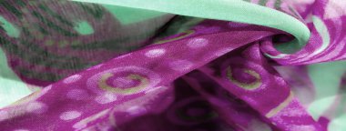 Nane yeşili ve mor çiçeklerin güzel bir karışımı ve katmanlara sarılı, ince altın aksanlarla geliştirilmiş, yaratıcı kumaş için canlı ve şık bir tasarım sunan soyut şekiller.