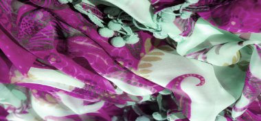 Yumuşak yeşil arka planda uçuşan mor çiçek desenleri. Soyut motifler noktalı dokularla harmanlanarak, tekstil veya moda tasarımı için ideal sofistike bir görünüm yaratıyor..